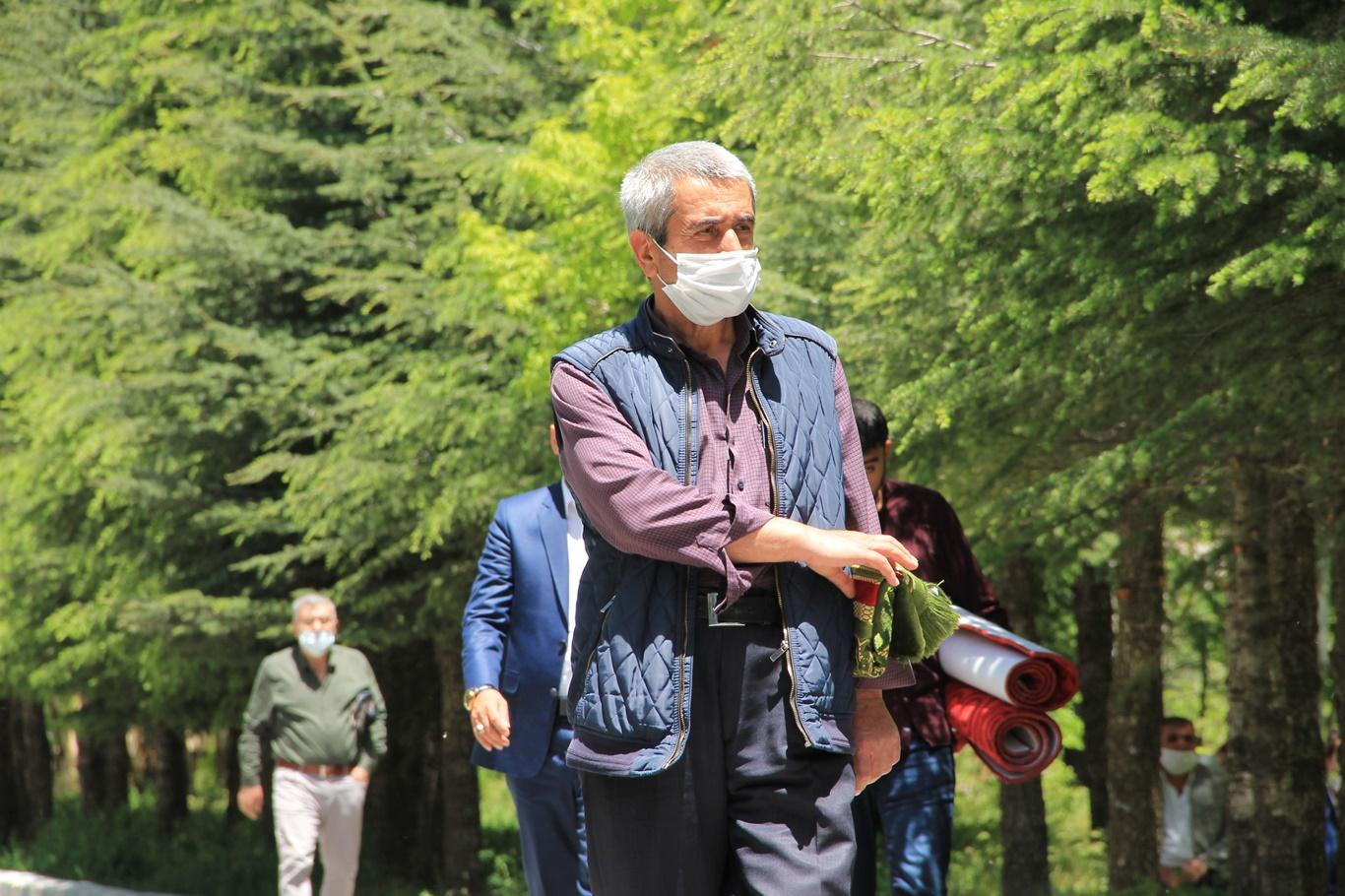 Bitlis’te 65 yaş üstü ve 18 yaş altı vatandaşların olmadığı ilk cuma namazı kılındı